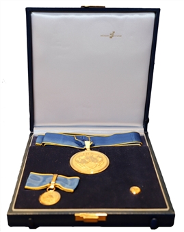 1998 FIFA Order of Merit Medallion Awarded To Michelle Akers (Akers LOA)